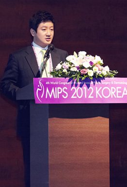 학회 연단에서 발표하는 대표원장