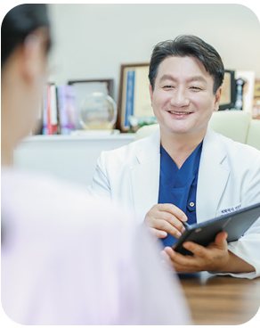 태블릿을 들고 상담하며 웃는 대표원장