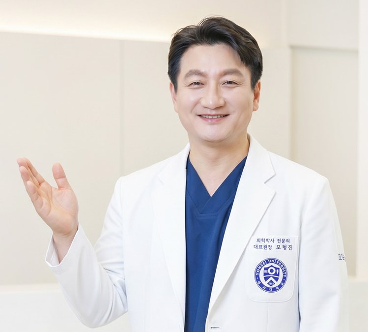 손을 들어 설명하며 웃는 모형진 대표원장