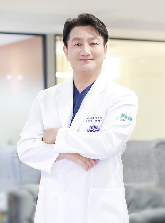 모형진 대표원장 사진(흰 가운, 팔짱)