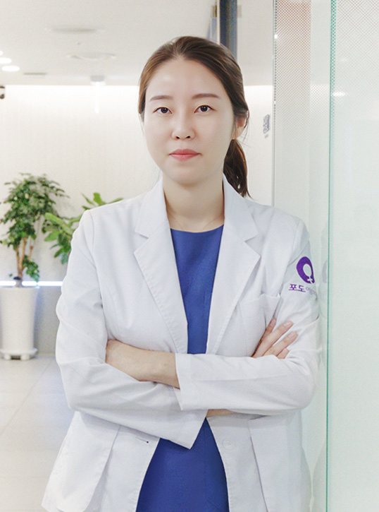 심진형 부원장 사진(흰 가운, 팔짱)