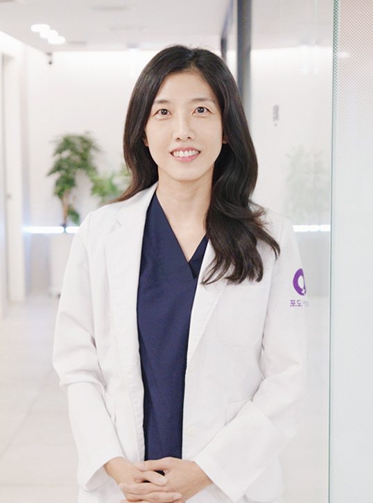 이진교 부원장 사진(흰 가운, 팔짱)