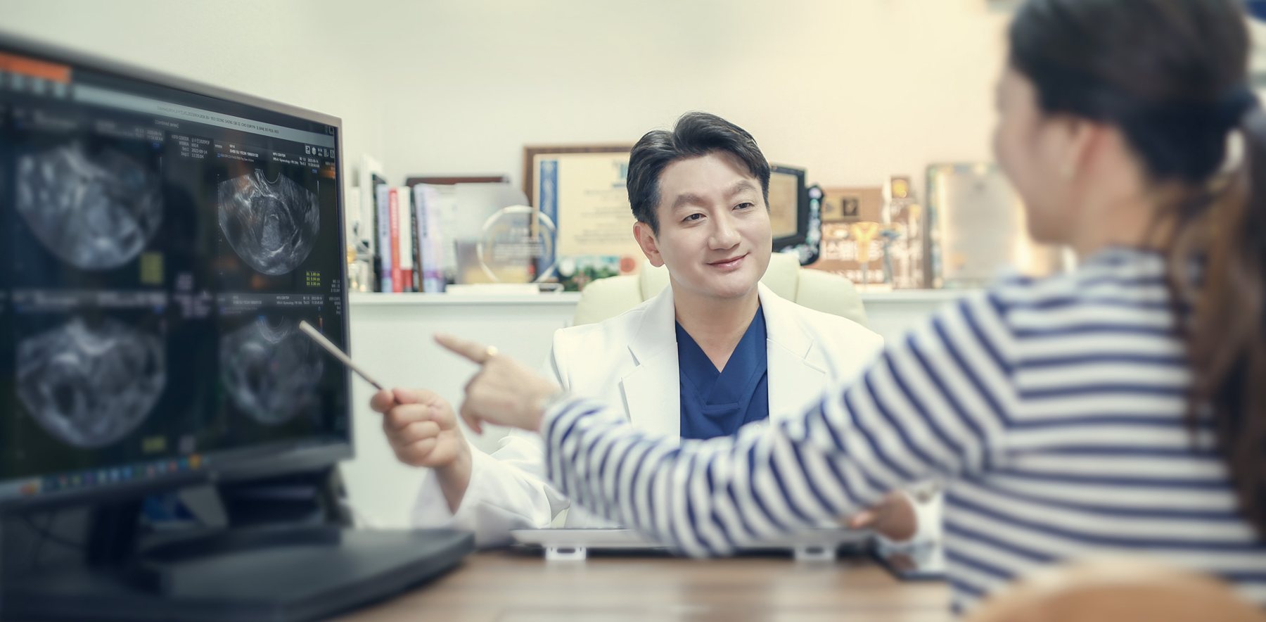 모니터의 초음파 영상을 보며 환자와 상담하는 대표원장