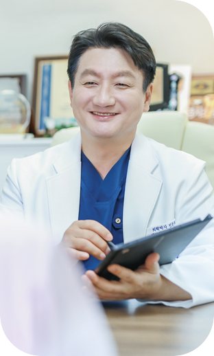 태블릿을 들고 웃는 모형진 대표원장(흰 가운)