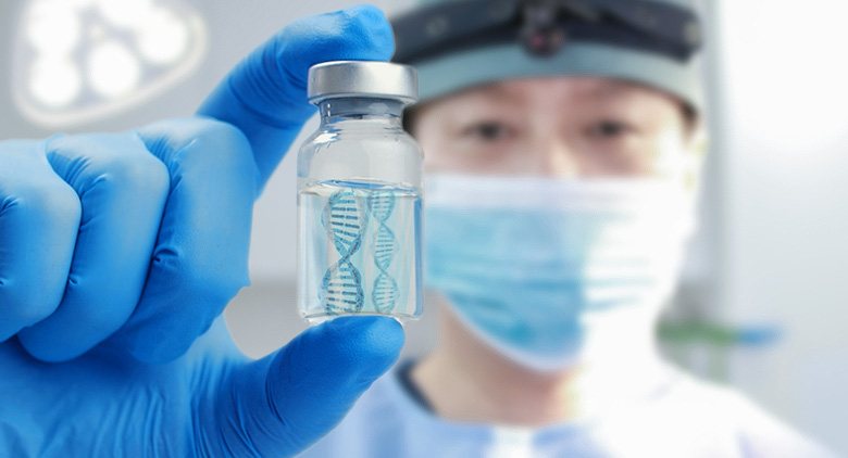 마스크 쓴 의사가 DNA 그림이 든 유리병을 든 모습(줄기세포 상징)