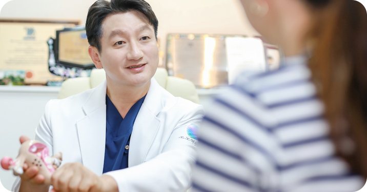 진료실에서 환자와 상담하는 대표원장