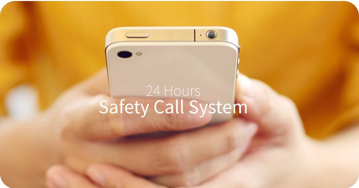 두 손에 든 휴대전화(화면 글 '24 Hours Safety Call System')