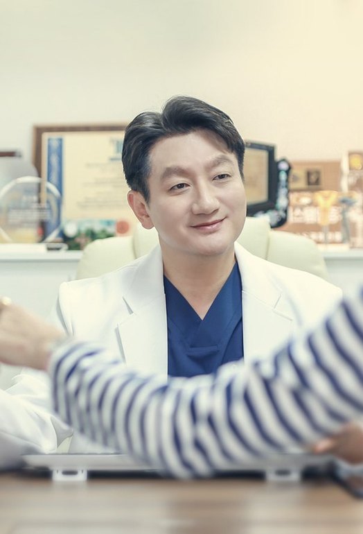 모니터의 초음파 영상을 보며 환자와 상담하는 대표원장